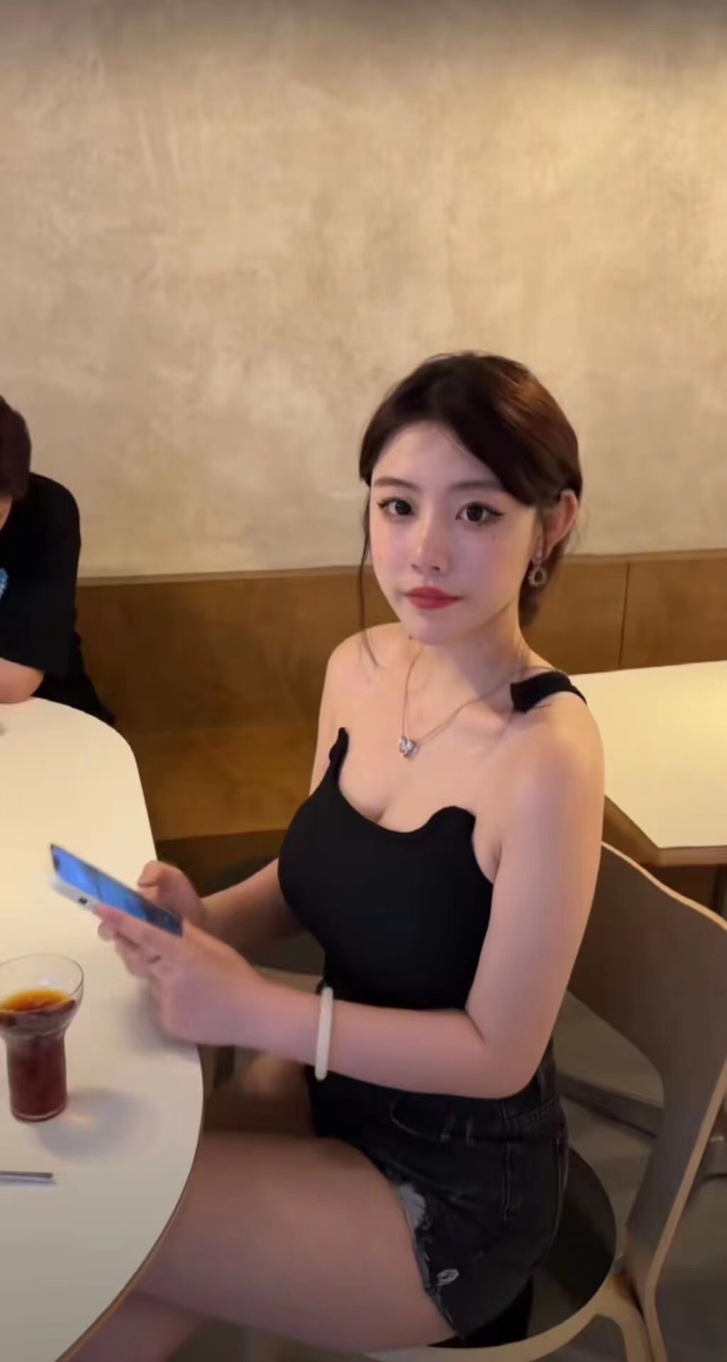 眼神水汪汪的非常嗨皮