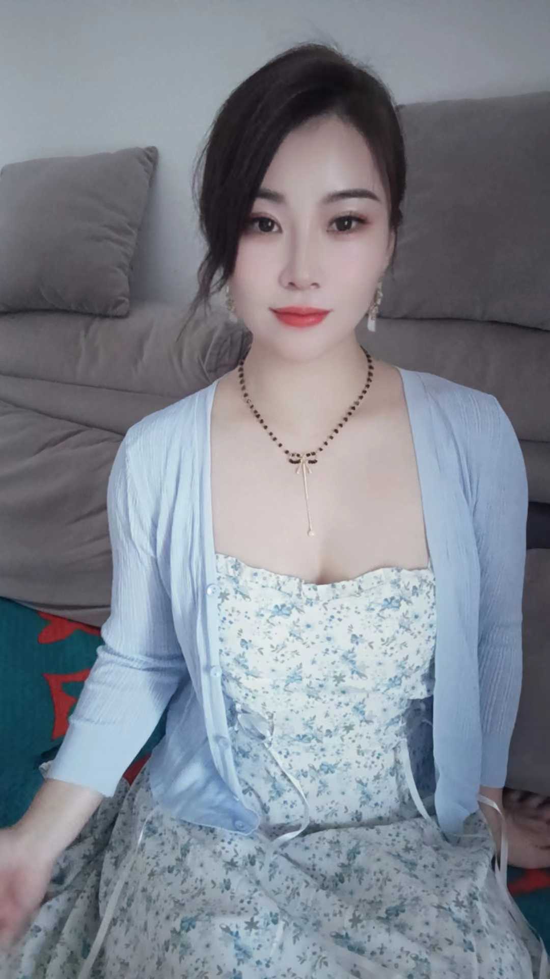 精品妹妹 she~吻大胸妹