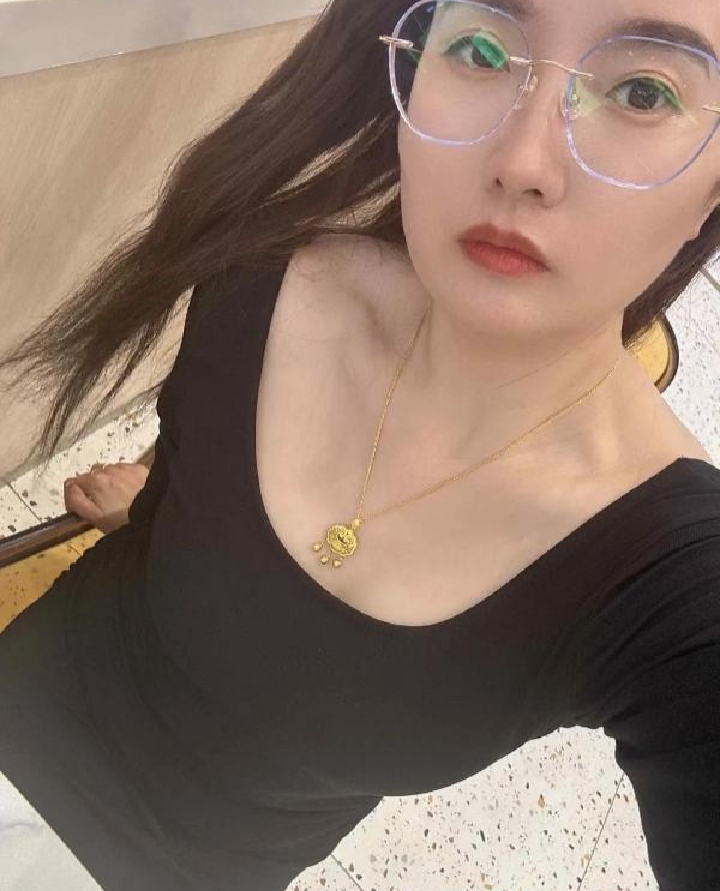 南都区魅惑眼镜少妇