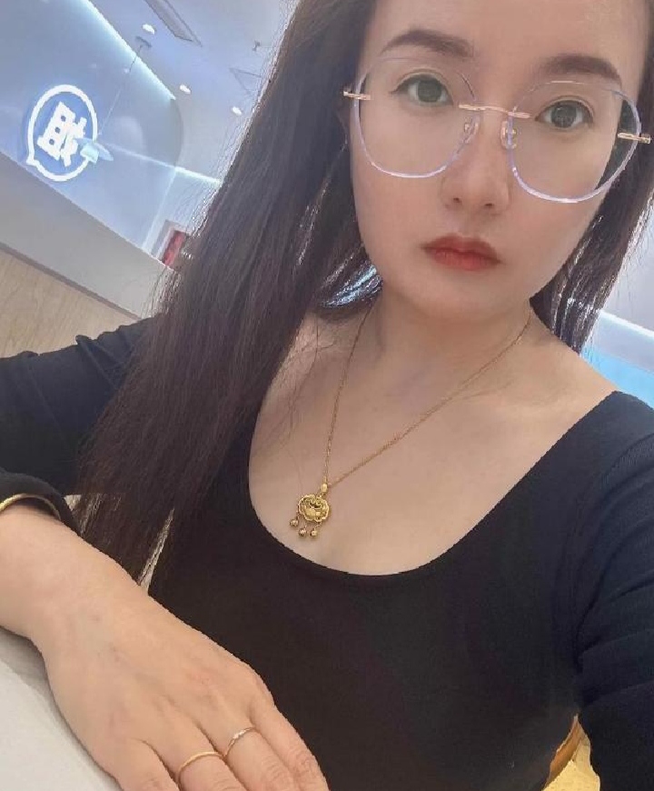 南都区魅惑眼镜少妇