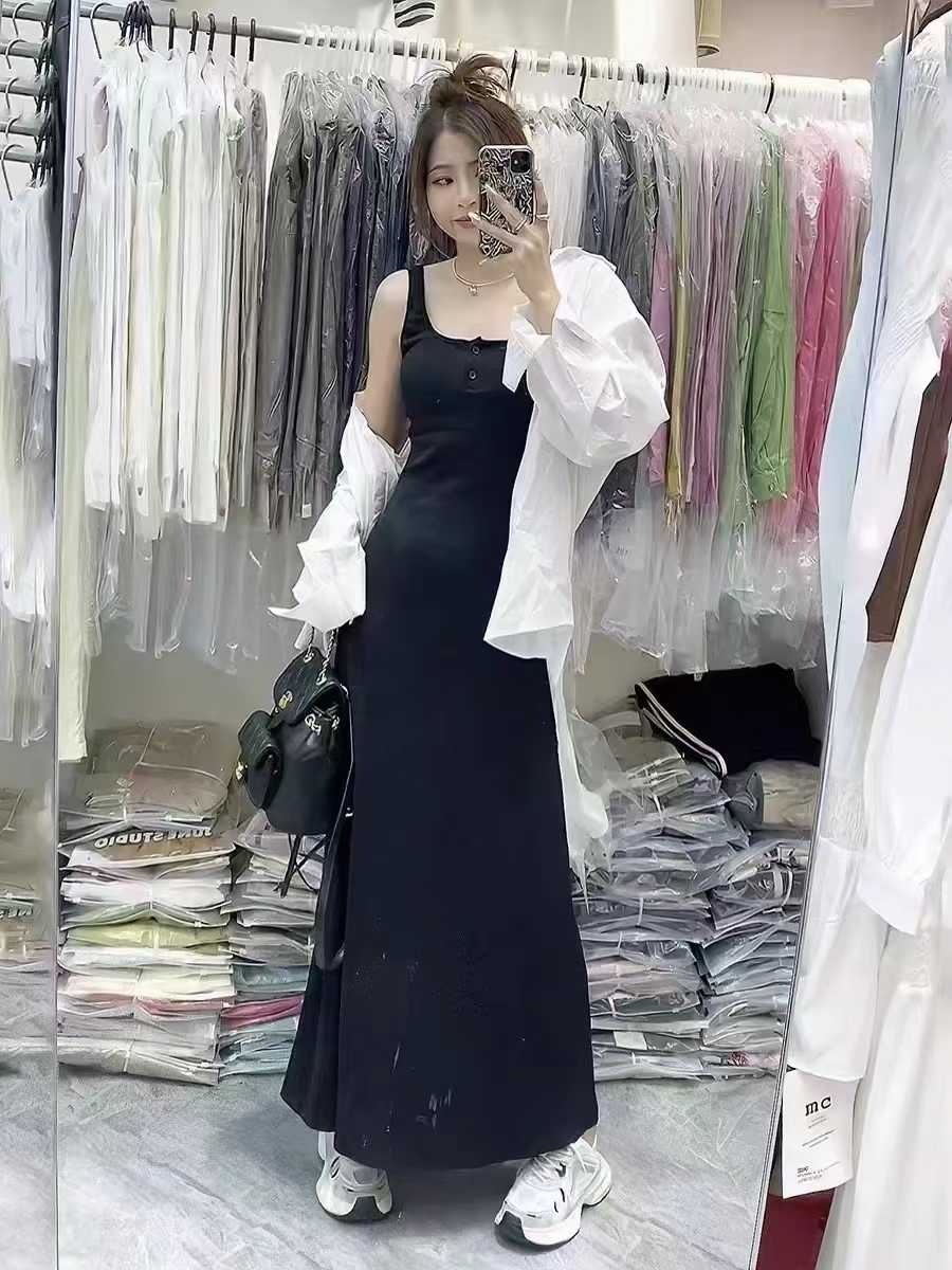 年龄不大，长腿细腰