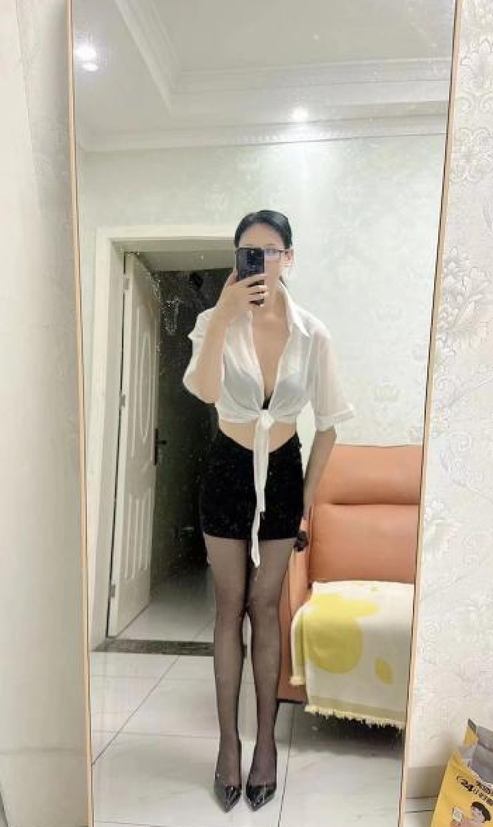 长腿火辣眼镜少妇