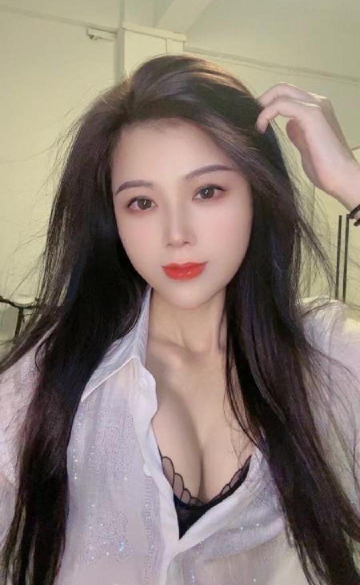 梅花园丰满惹火大长腿