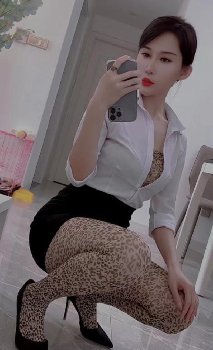 绿园区黑丝大长腿尤物