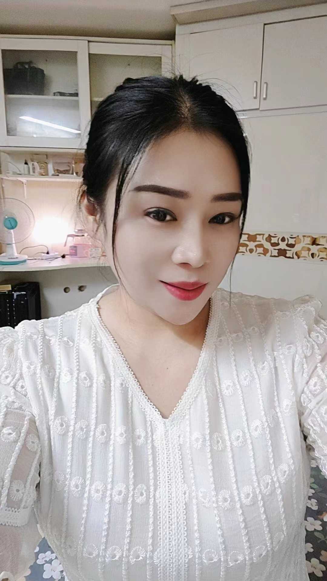 潘家园丰满惹火熟女紫薇