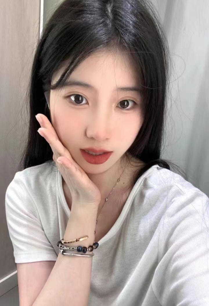 少数民族皮肤白粉嫩