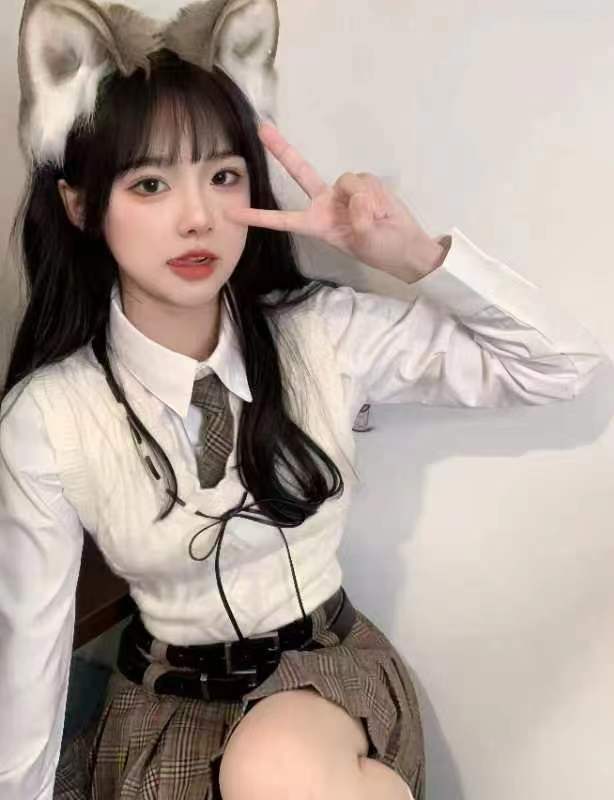 小店刚下海带教室清纯女学生