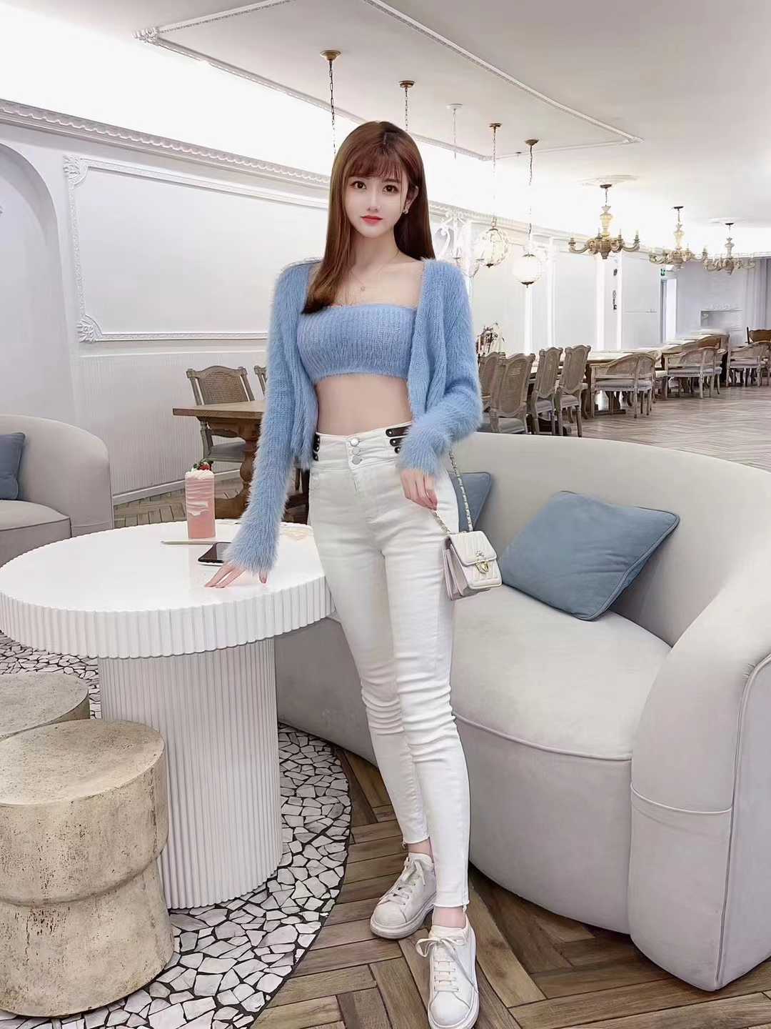 推荐一白白净净的小美女