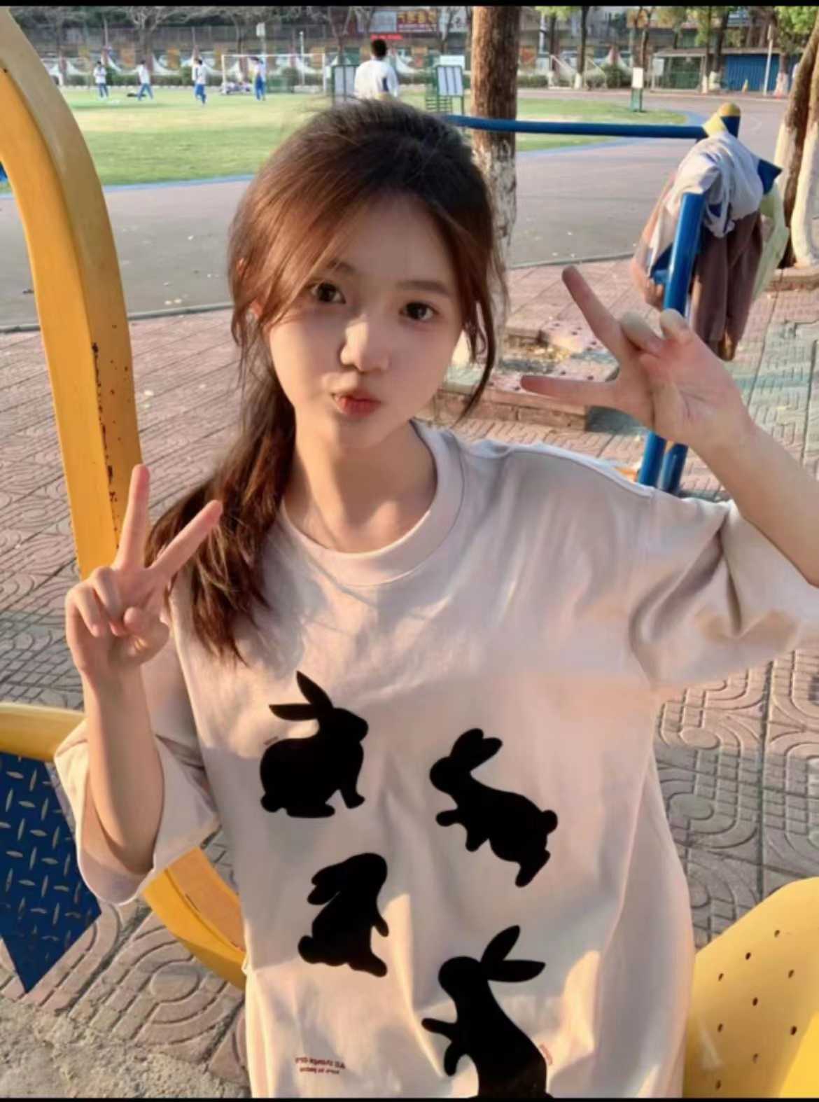 还在上大学的兼职小美女