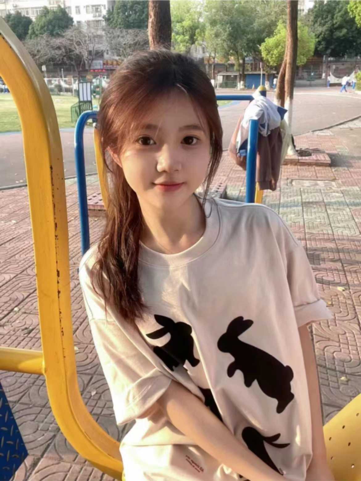 还在上大学的兼职小美女