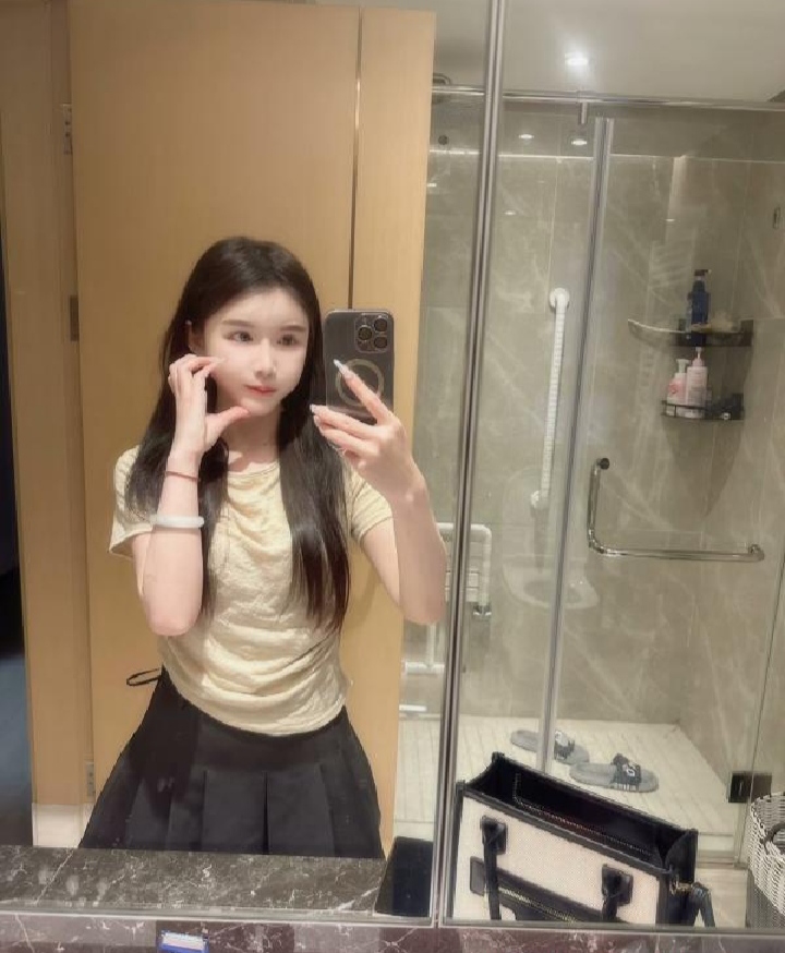 南站嫩妹甜美怡宝