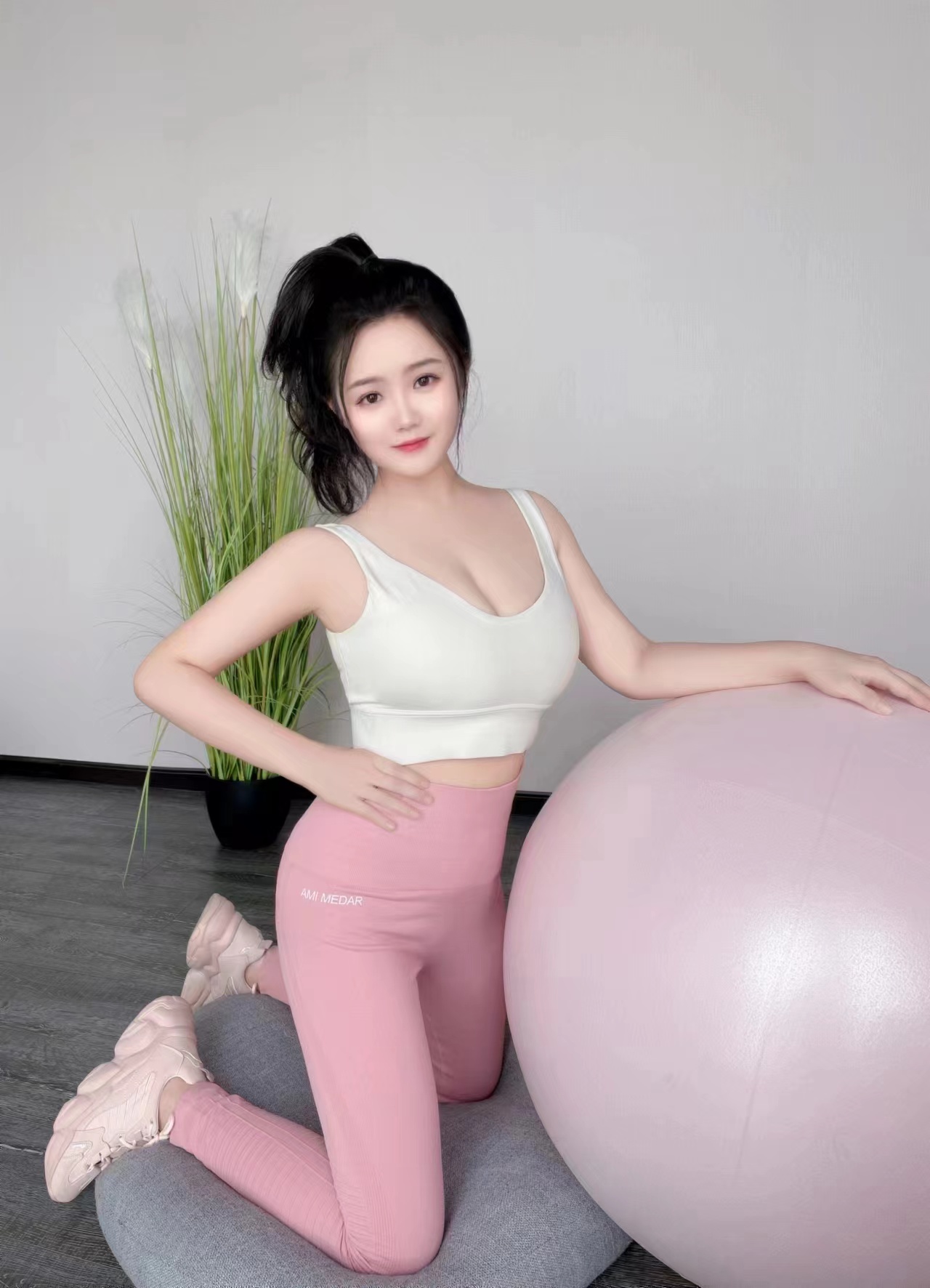 静安巨乳小薇薇