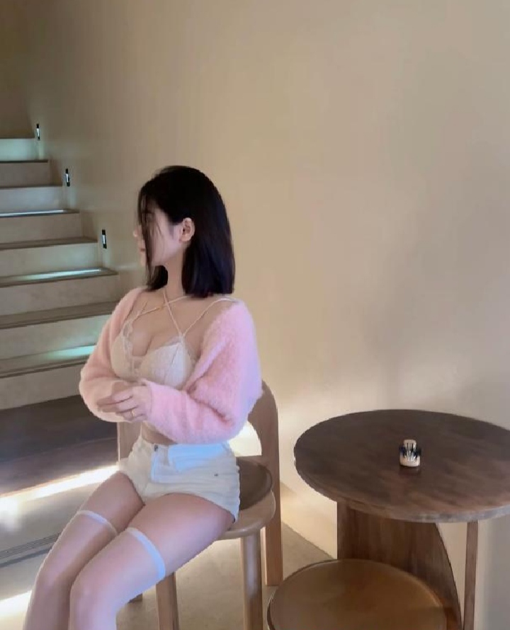 细腰翘臀风情小姐姐