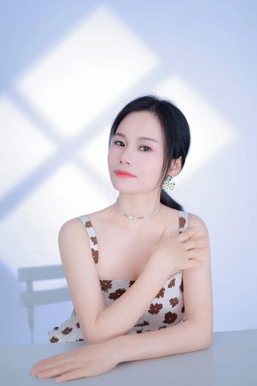 灵芝温柔服务系小姐姐雪梨