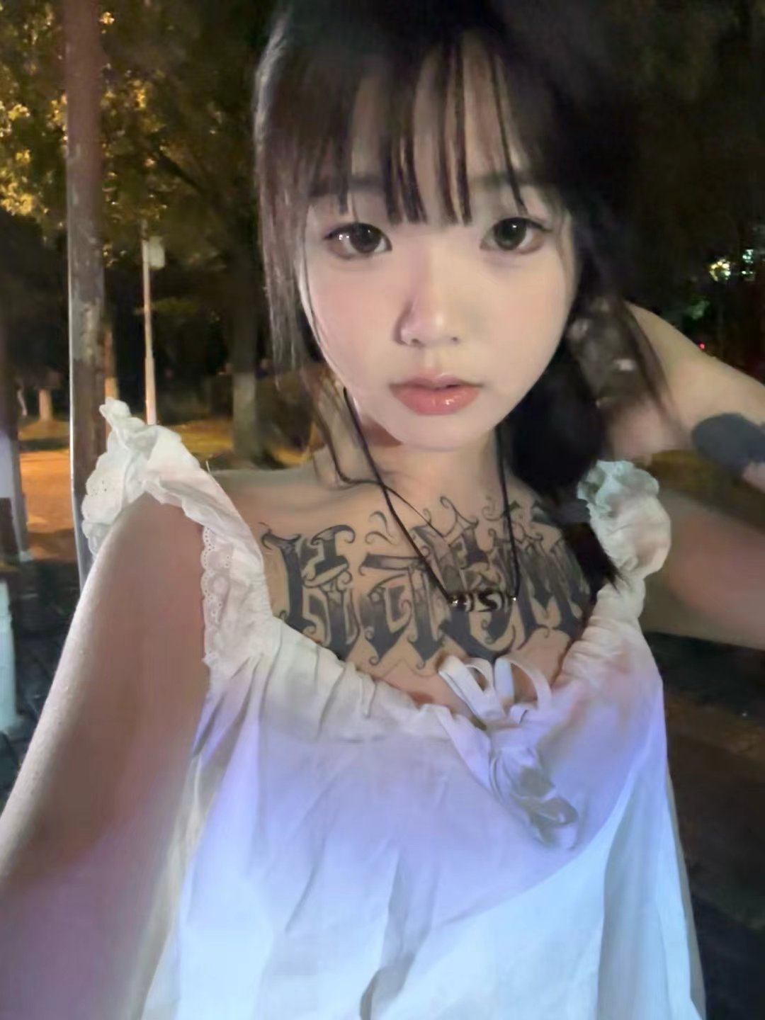 绿地广场纹身嫩妹小然