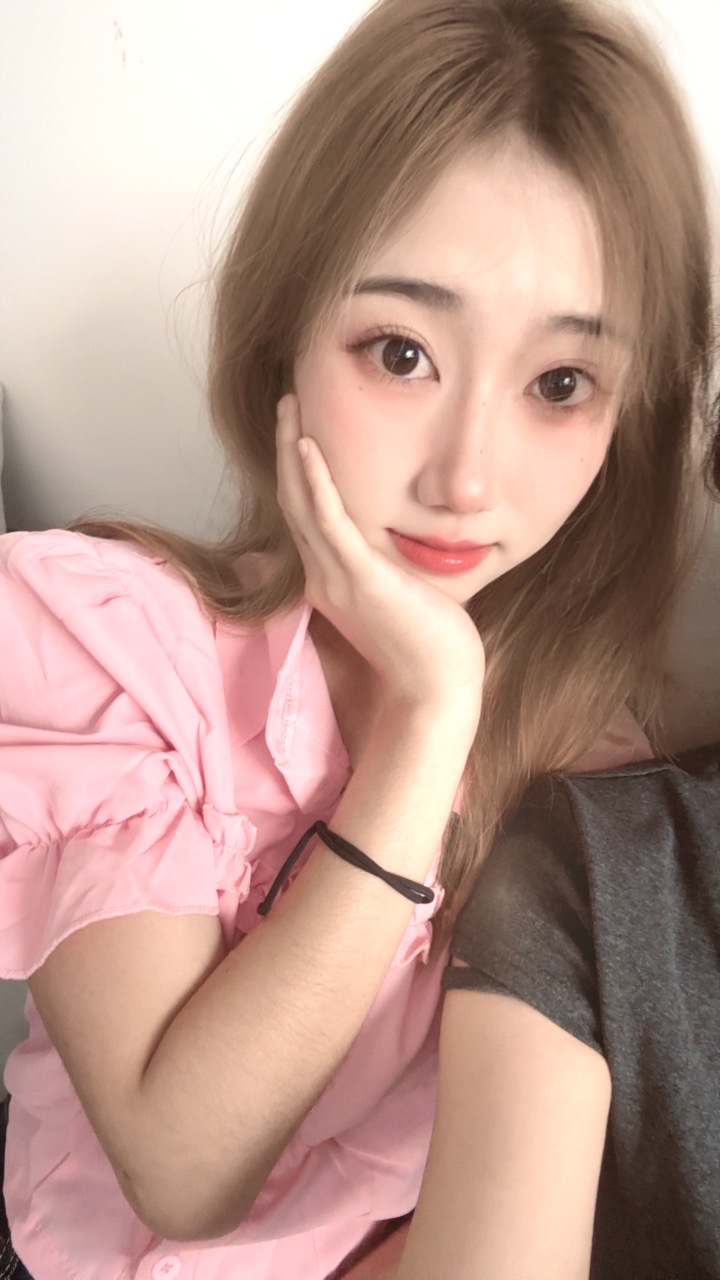 小巧玲珑的学生妹