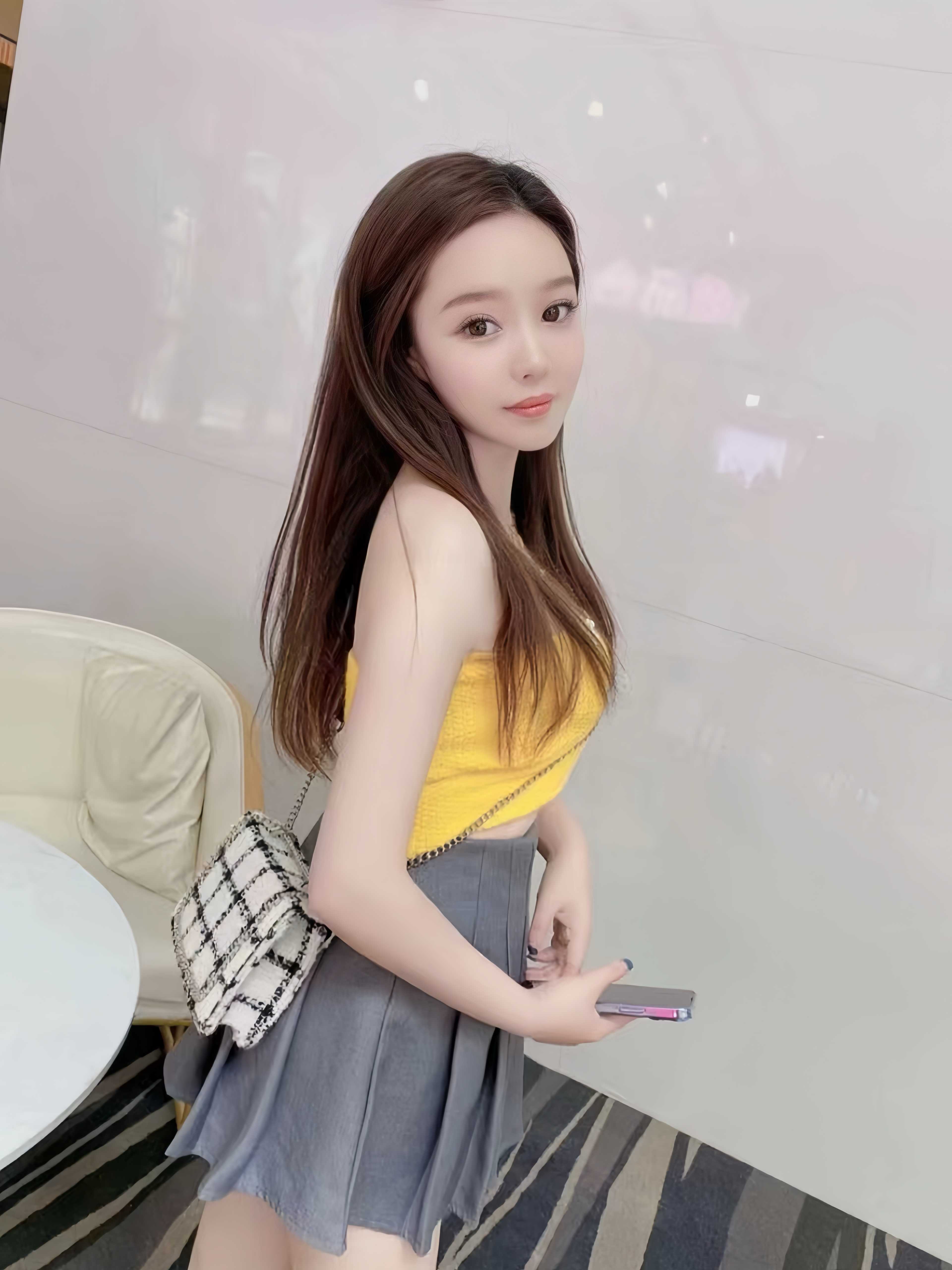 身材匀称皮肤白皙的妹妹