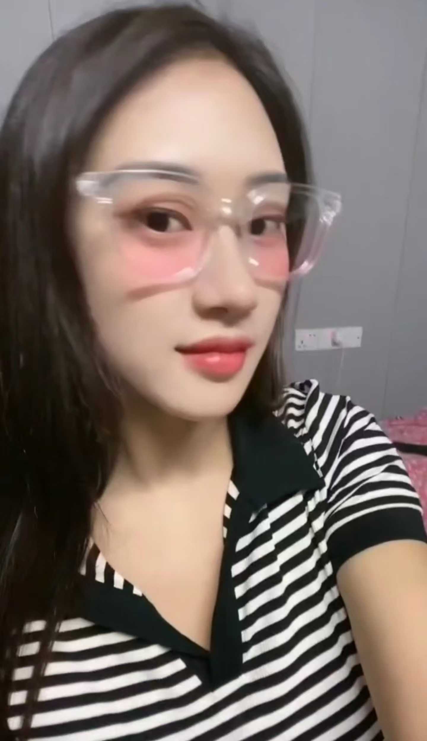 芝罘丰满白嫩甜妹小冉