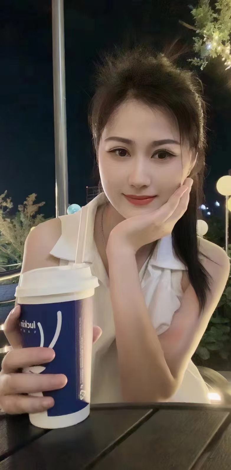 建邺漂亮白嫩大美妞艾菲