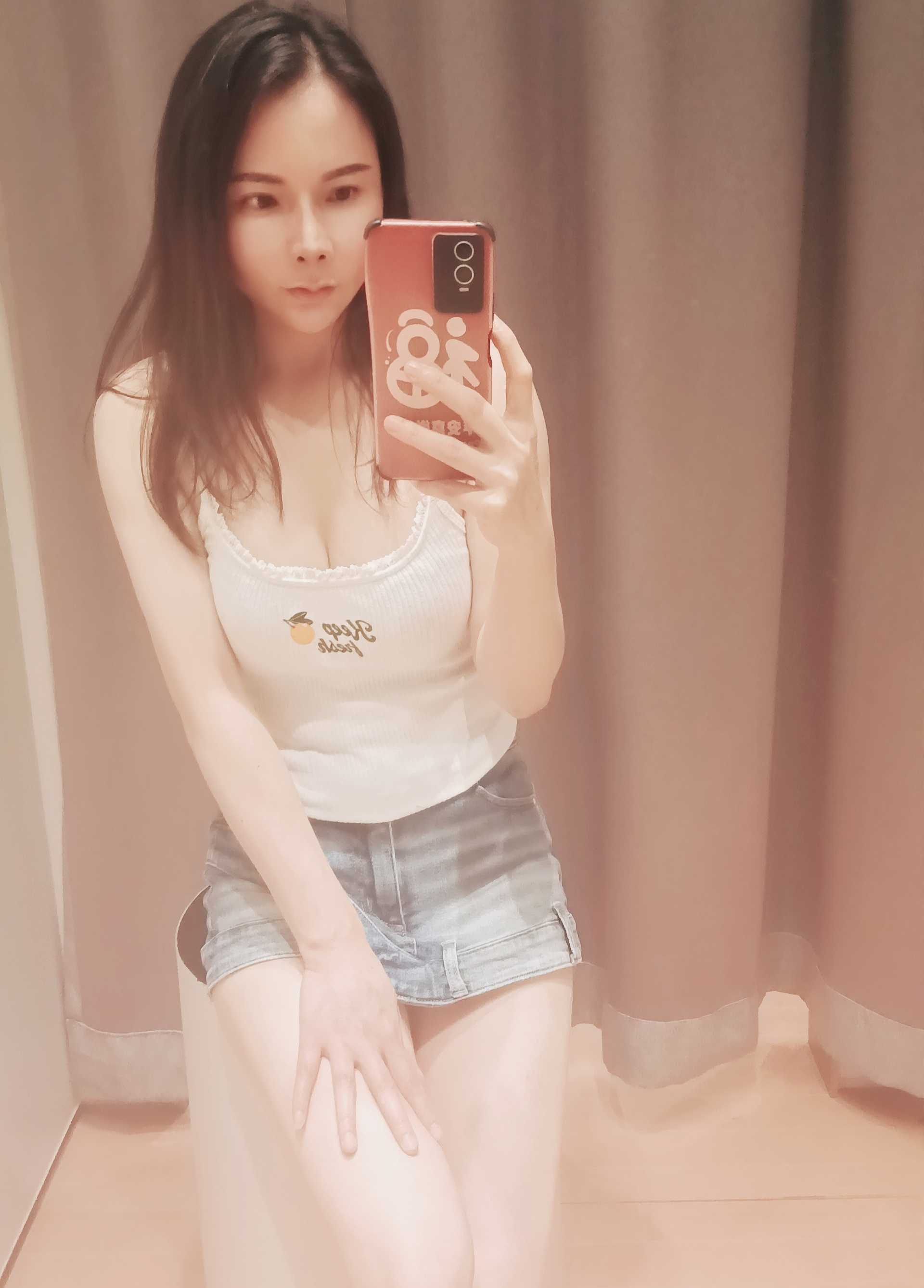 自聊自做的妹子