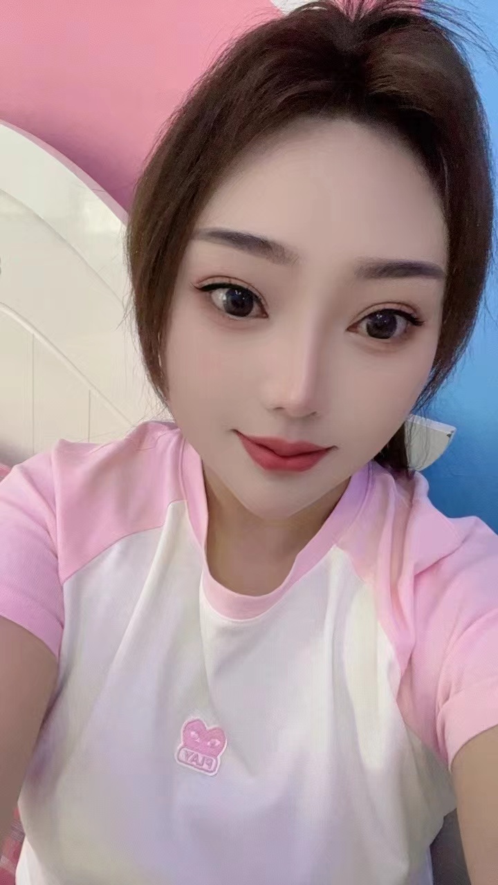 女友感十足，身材很哇撒