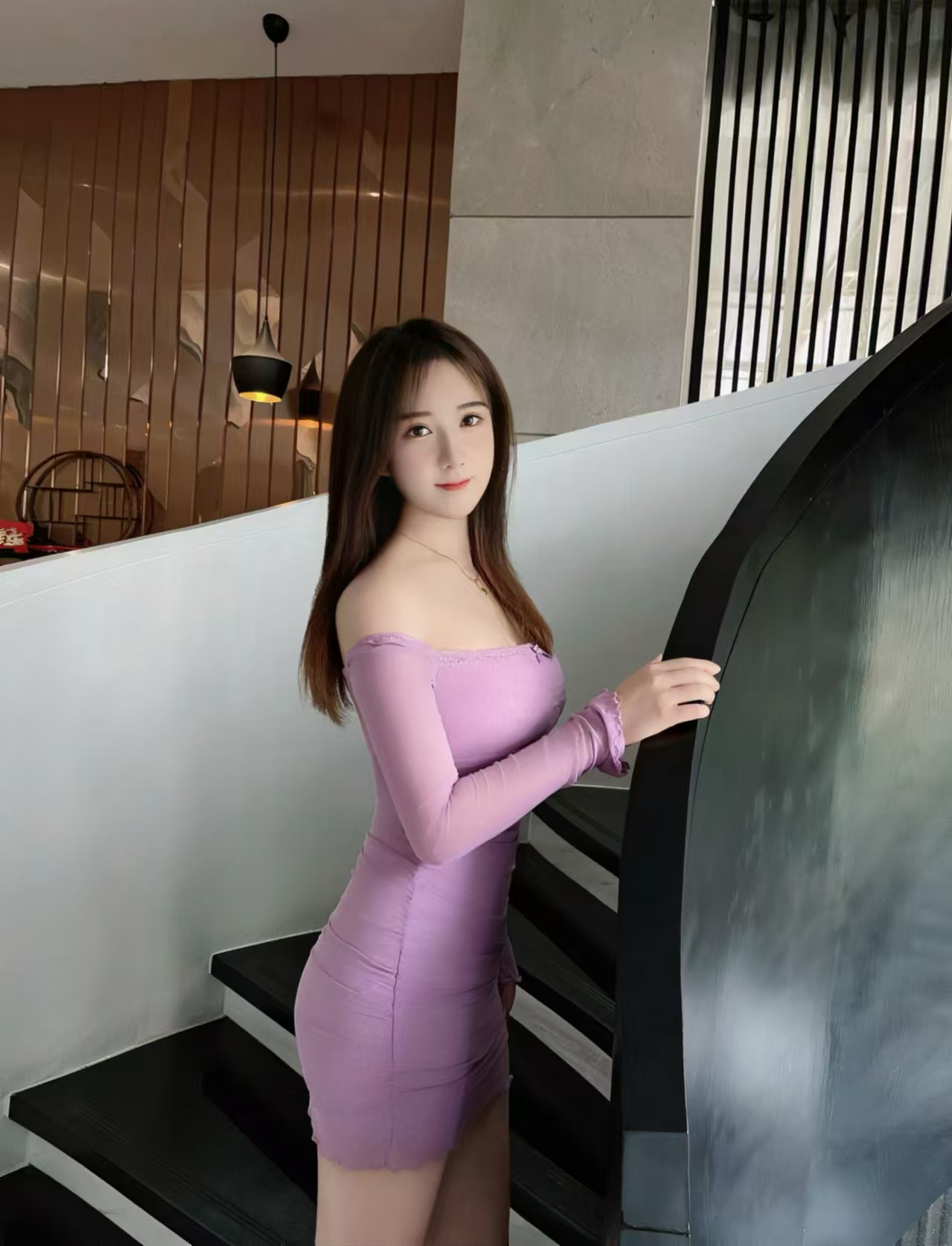 胸大臀翘的小美妞