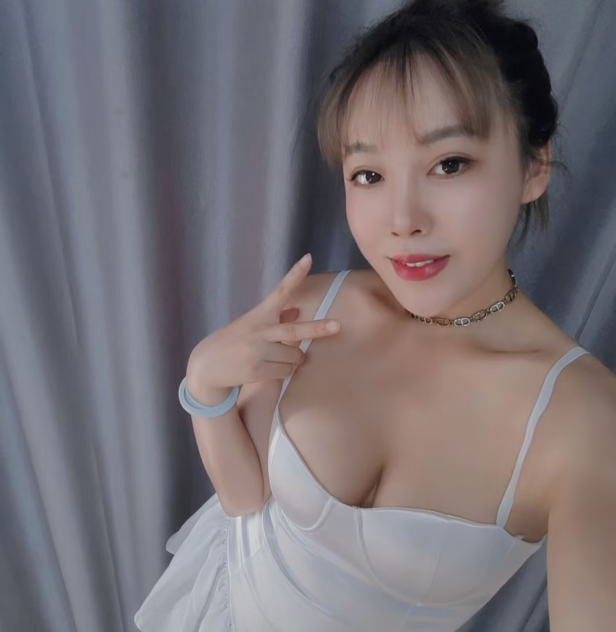 白云甜美辣妹小欧姐姐