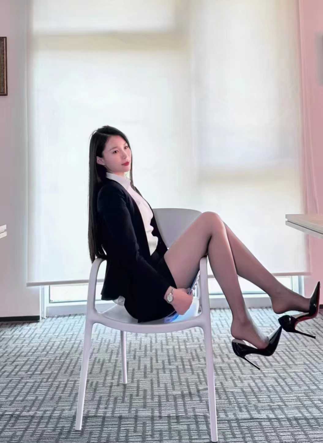 绿园区热辣大长腿车模晴儿