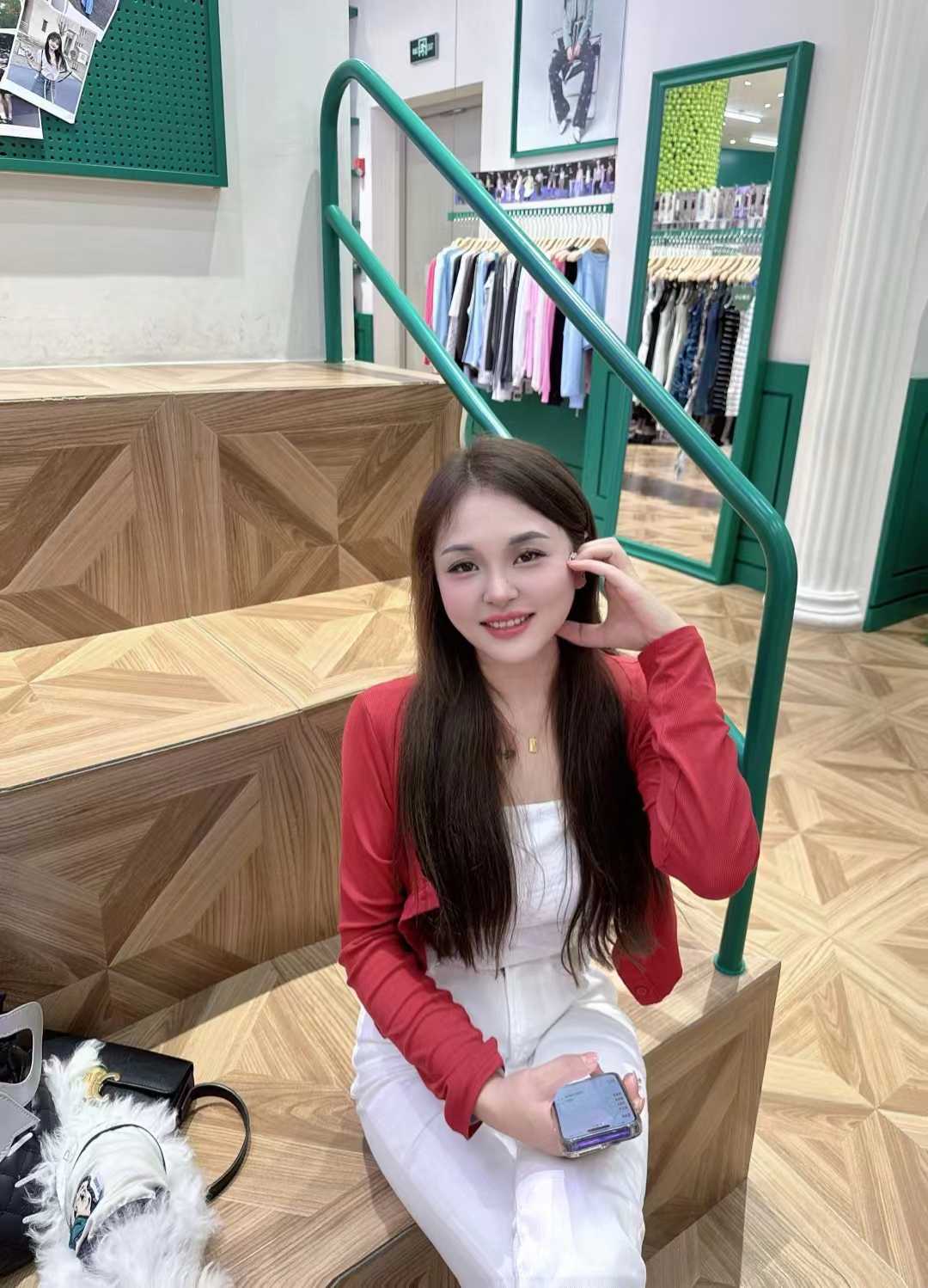 靓丽大胸长腿美女