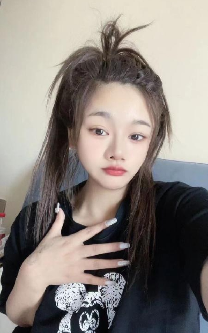 天心乖巧温柔零零后嫩妹