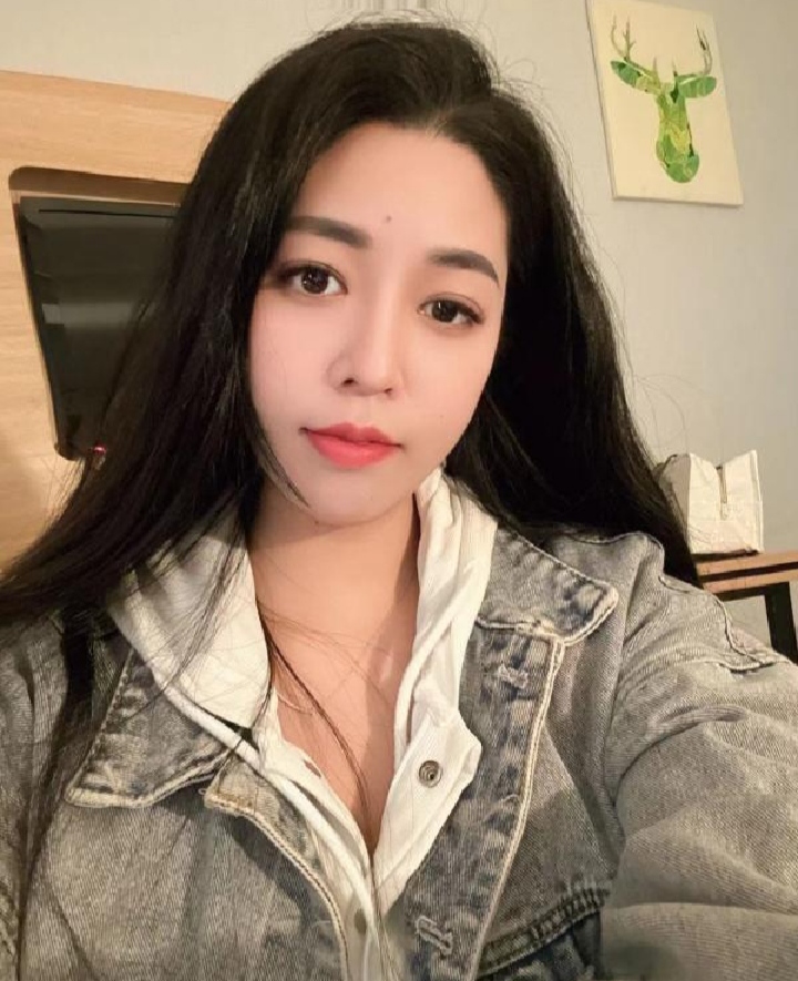 大长腿兼职辣妹梓琪