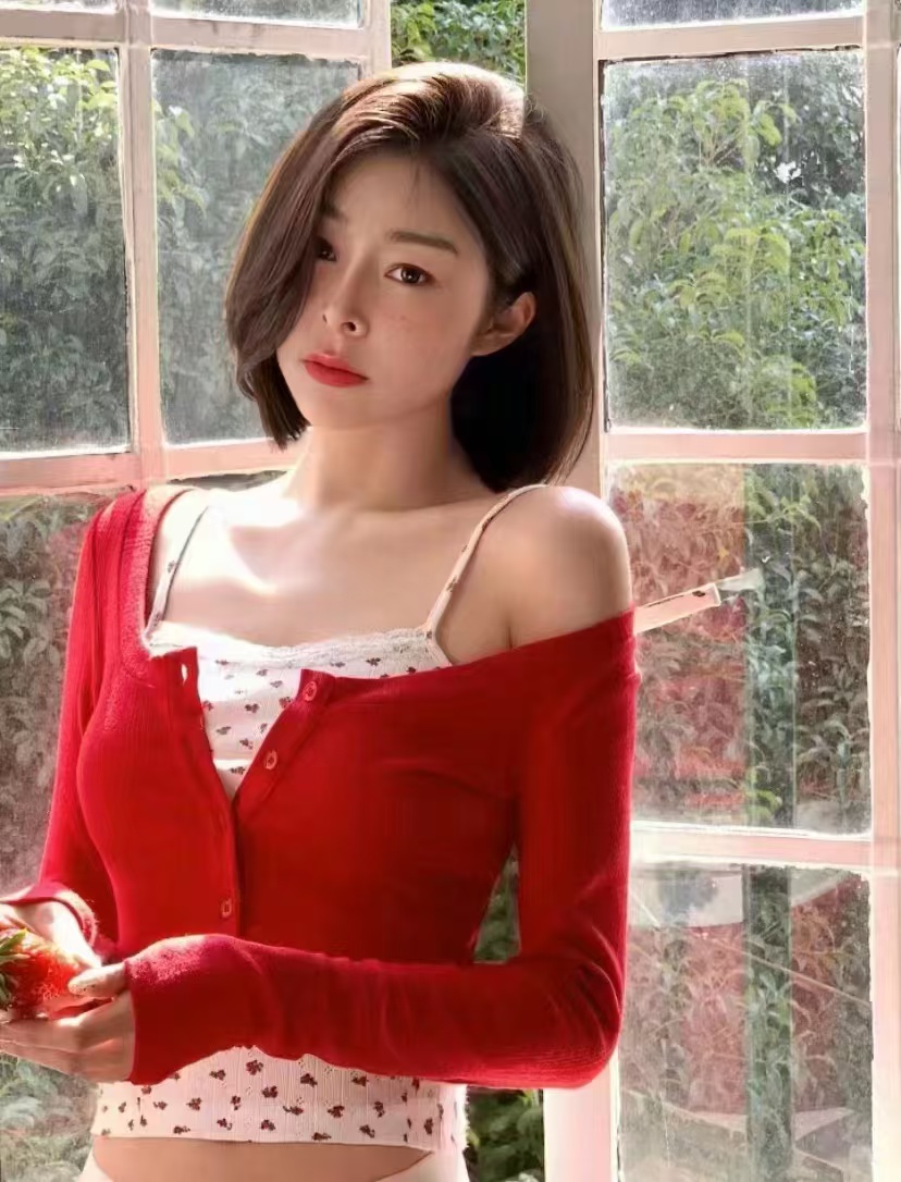 闵行气质短发甜妹