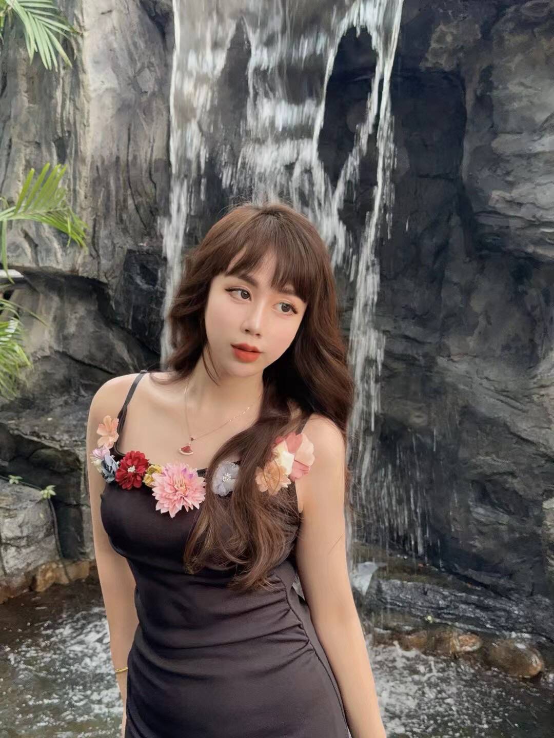 昆山市长腿小姐姐，肤白貌美