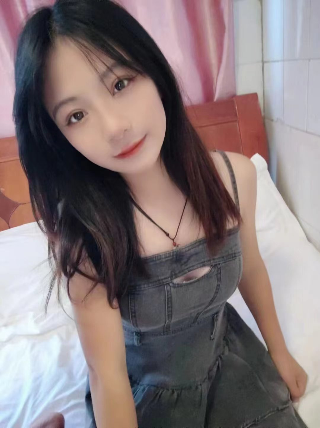 大冲白皙嫩妹小妮