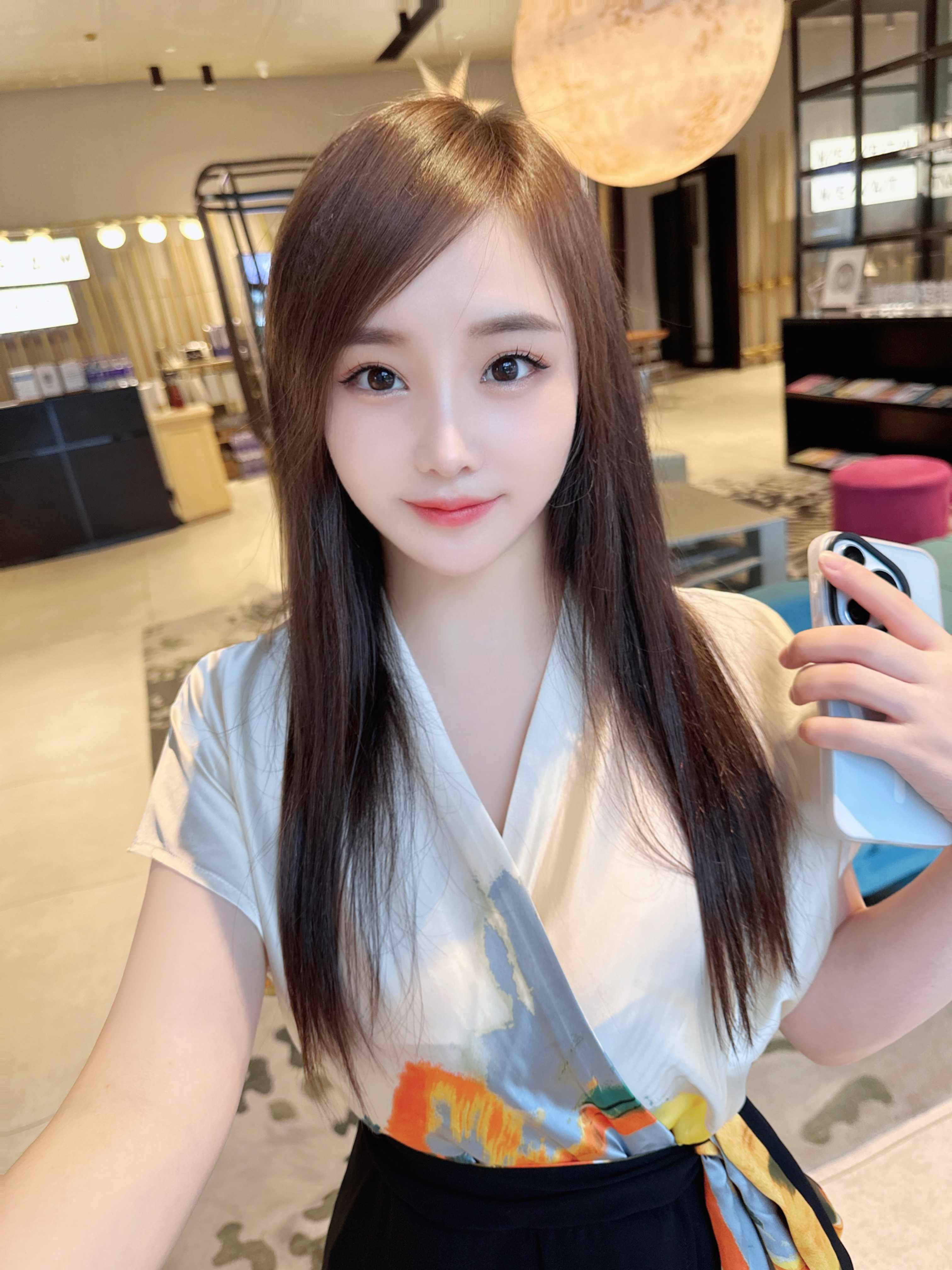 西村地铁站附近，天然大胸筷子腿肤白貌美