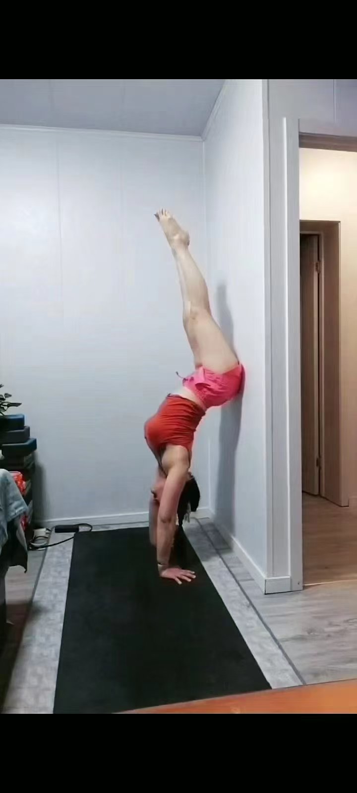 秦淮瑜伽妹倒立吃鸡