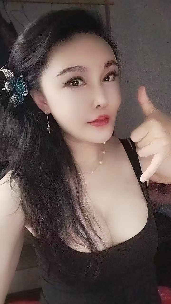 秦淮瑜伽妹倒立吃鸡