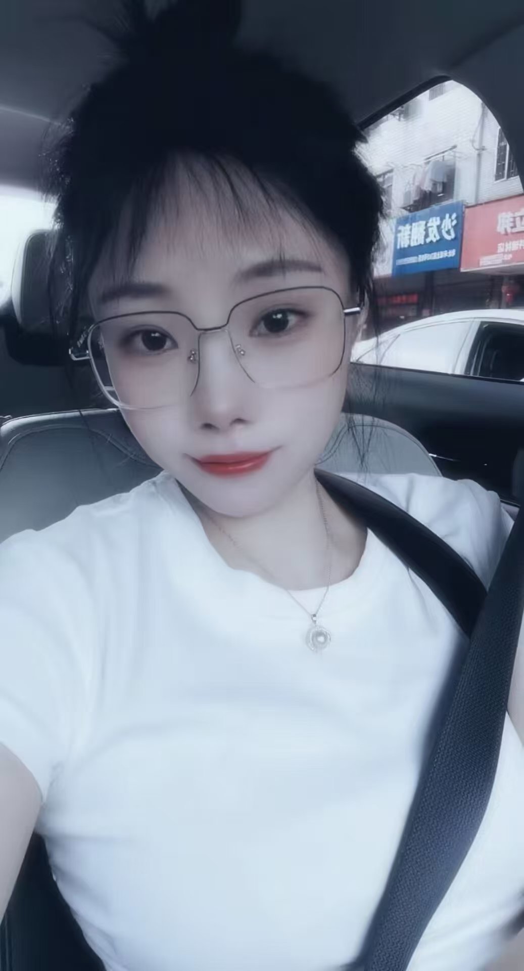 惠山白嫩乖巧眼镜妹妹