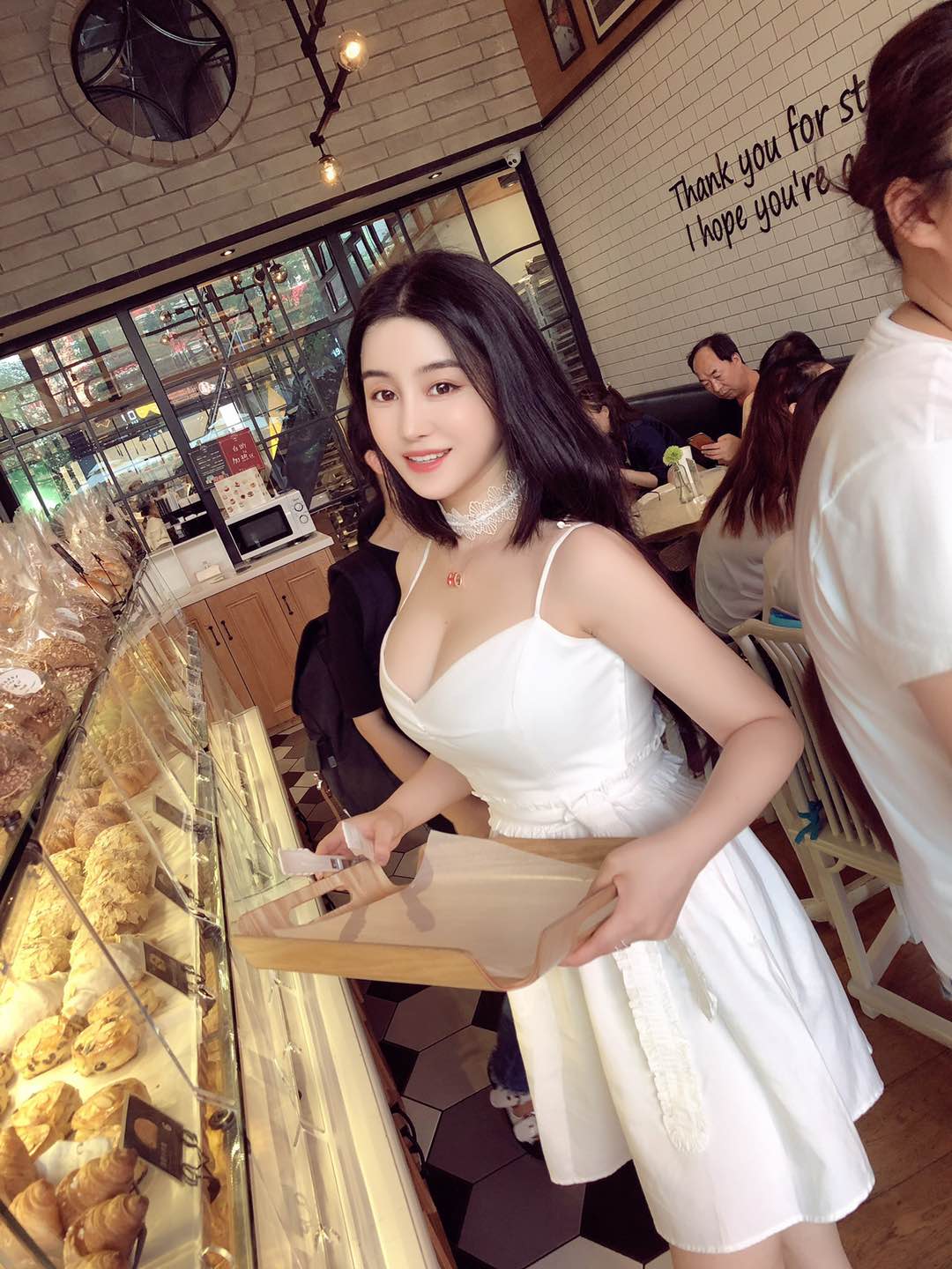 三里屯极品美女，提前预约