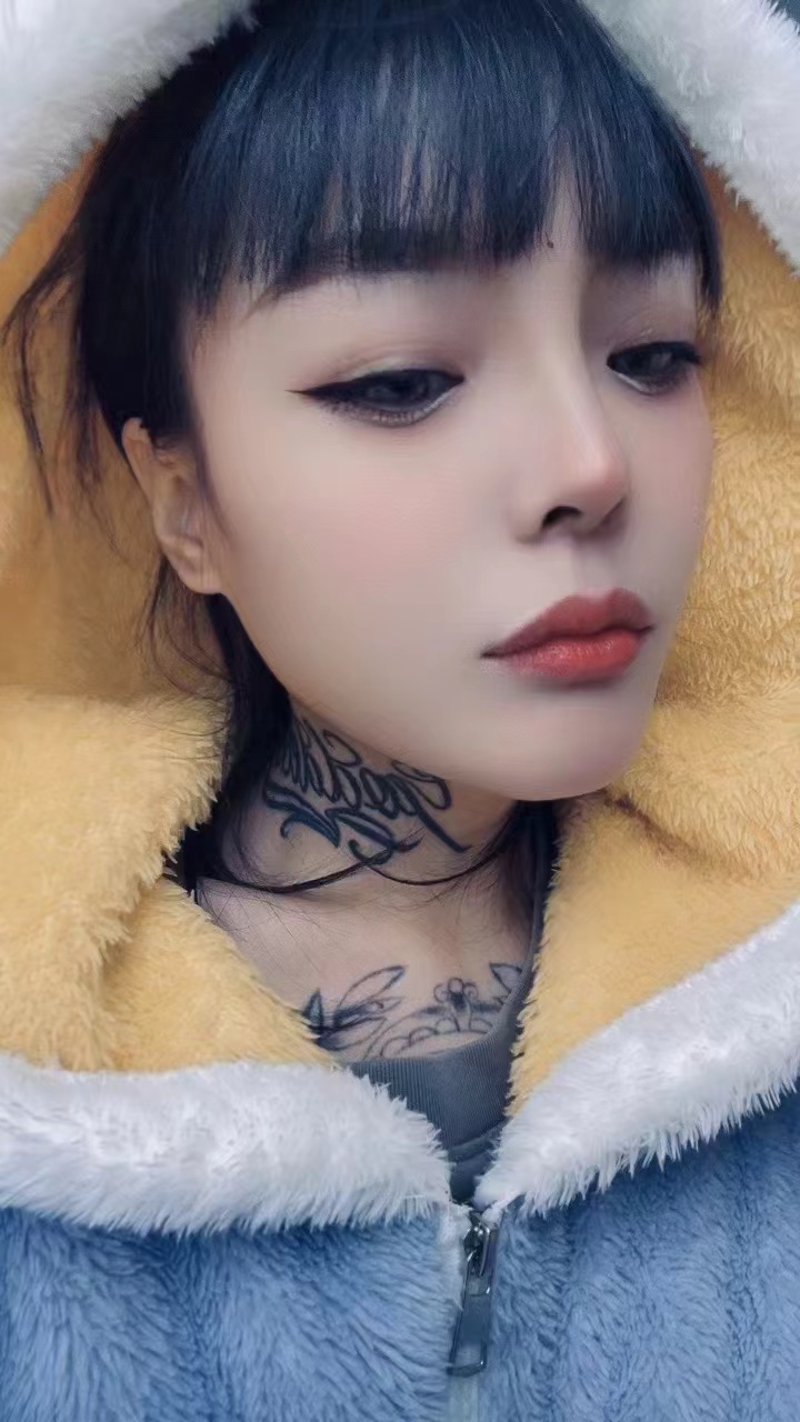 坂田白嫩纹身辣妹