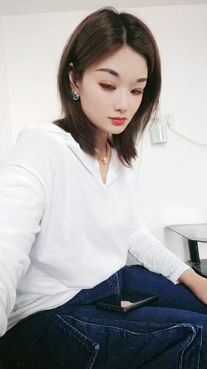 颖州柔情短发少妇月牙