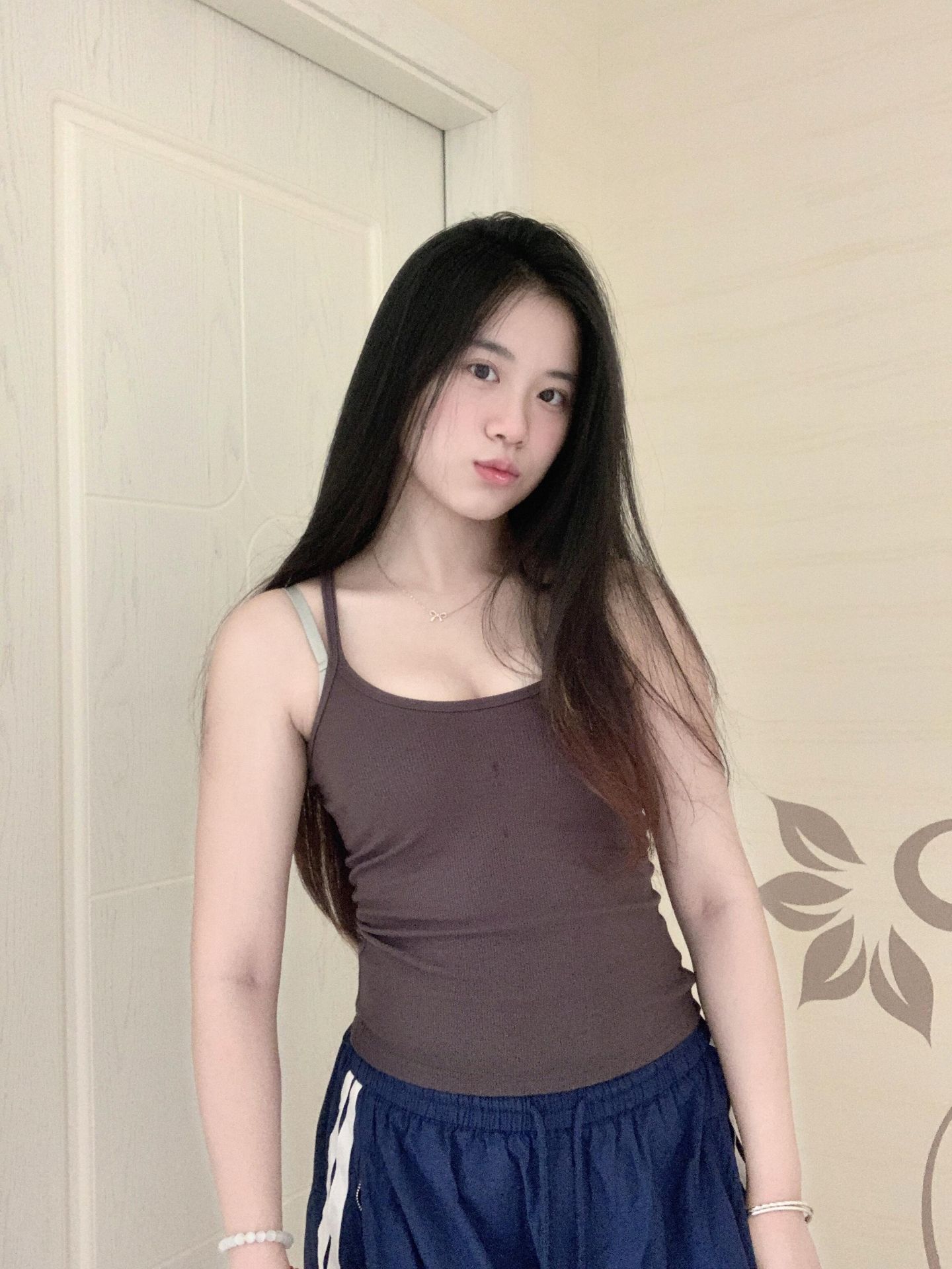 本人性格温柔，皮肤白白嫩嫩的。乖巧听话，一切都听哥哥的安排 喜欢的联系我。