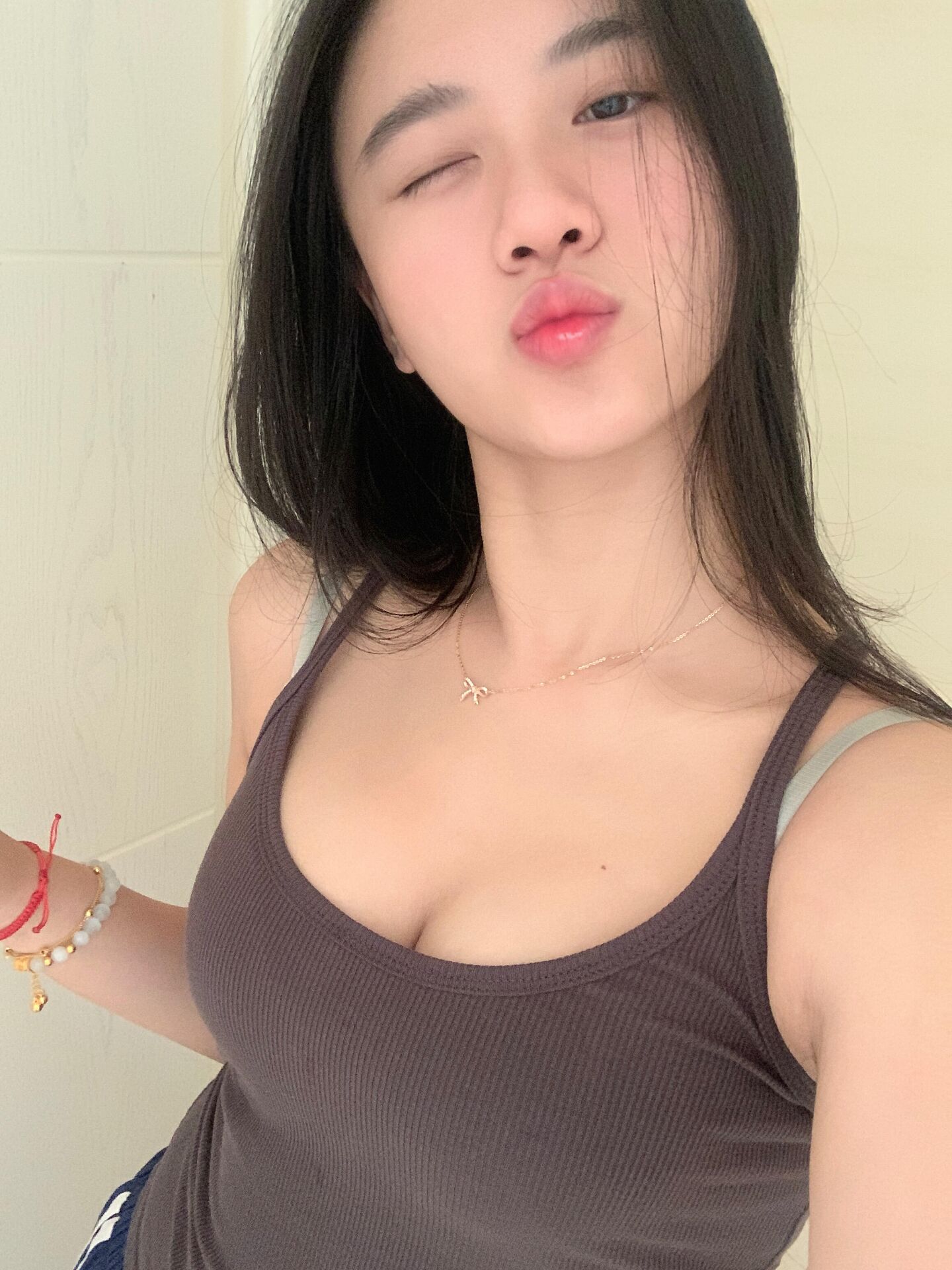 本人性格温柔，皮肤白白嫩嫩的。乖巧听话，一切都听哥哥的安排 喜欢的联系我。