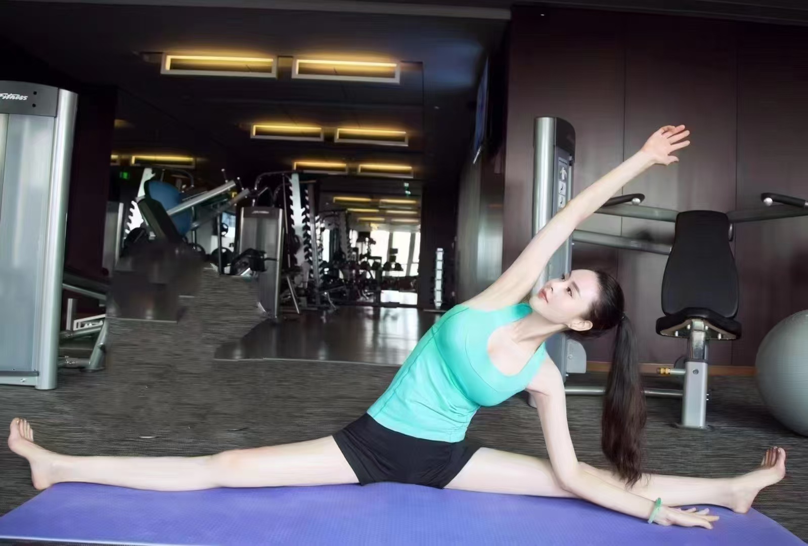 白嫩舞蹈女神妞妞