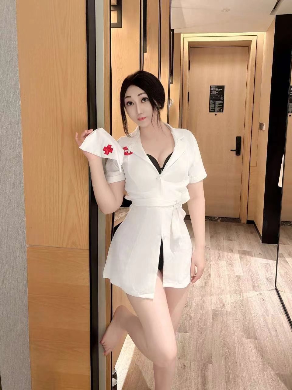 大白长腿制服美眉莹莹