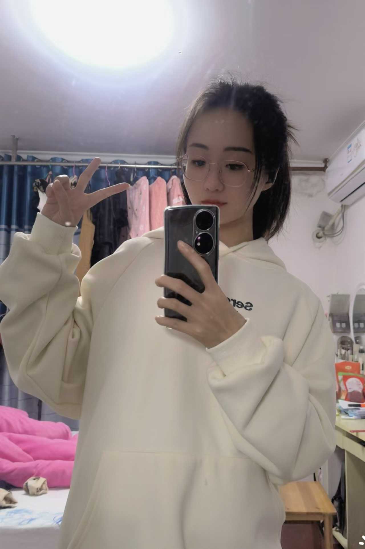 漂亮妹妹身材挺好前凸后翘