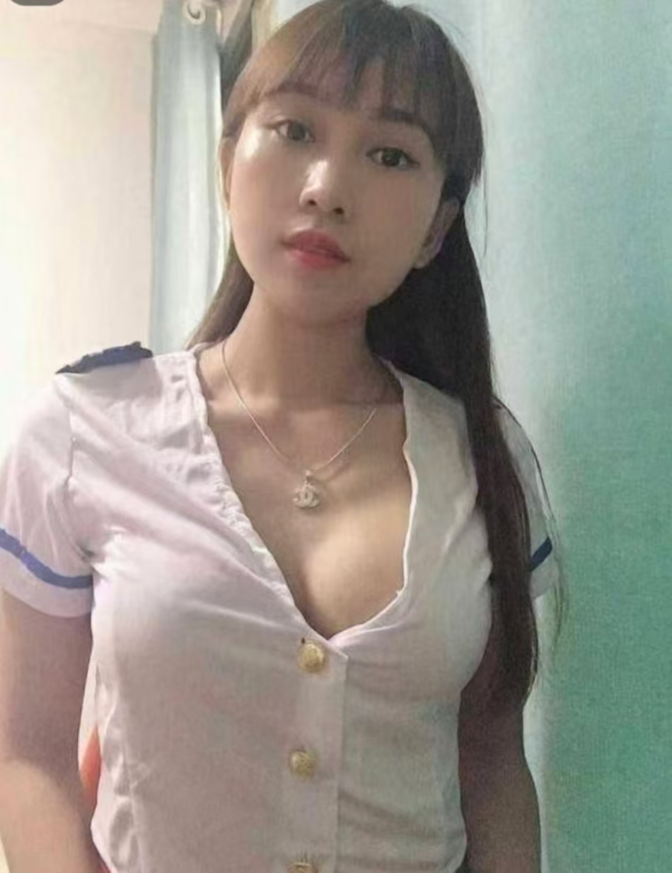 制服美乳少妇小芳