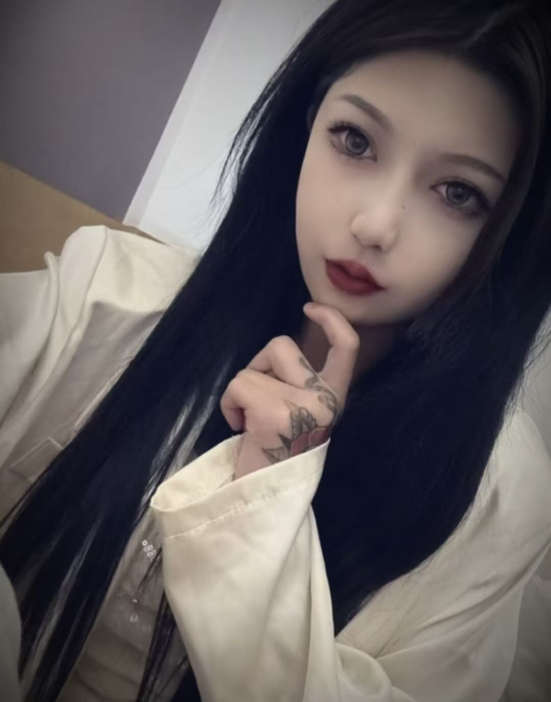 纹身辣妹小甜甜