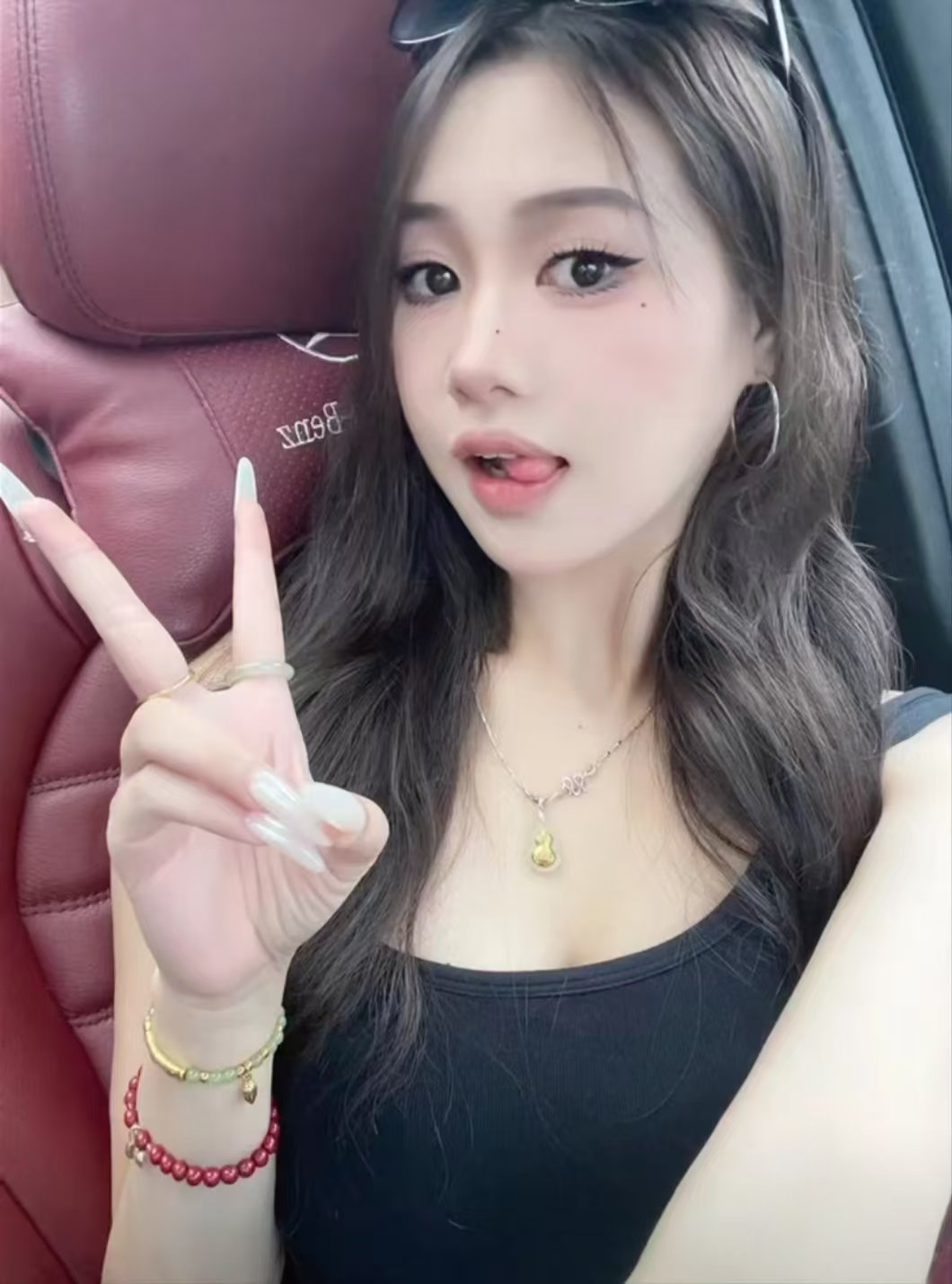 服务系丝袜美腿嫩妞