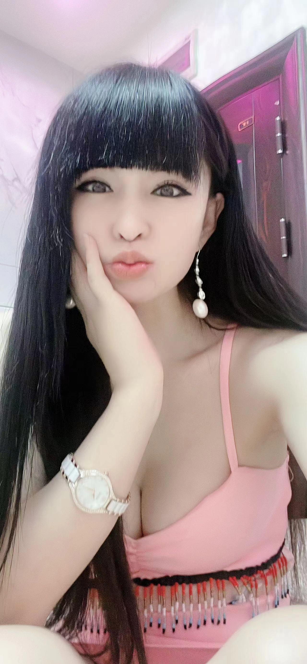 华新街丰润长腿辣妹